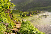 Wanderweg und Berghütte am Stausee Lac des Gloriettes in den Pyrenäen bei Gavarnie-Gèdre, Frankreich, Europa