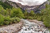 Der Fluss Gave de Gavarnie im Talkessel Cirque de Gavarnie, UNESCO Welterbe im Nationalpark Pyrenäen bei Gavarnie-Gèdre, Frankreich, Europa