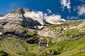 Wasserfall beim Talkessel Cirque de Troumouse im Nationalpark Pyrenäen bei Gavarnie-Gèdre, Frankreich, Europa