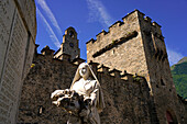 Denkmal vor der Kirche Saint-André oder Kirche der Templer in Luz-Saint-Sauveur, Pyrenäen, Frankreich, Europa