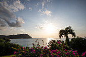 Plage de Grande Anse, Blick auf den Strand bei Deshaies, Guadeloupe, Französische Antillen, Frankreich, Europa