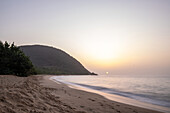 Plage de Grande Anse, Blick auf den Strand bei Deshaies, Guadeloupe, Französische Antillen, Frankreich, Europa