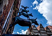  Bremen Town Musicians, bronze statue by Gerhard Marcks at the town hall of Bremen, town houses in the background, Hanseatic City of Bremen, Germany 