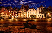 Figur Hase und Igel in der Nacht, Bürgerhäuser am Platz St. Petri, Buxtehude, Niedersachsen, Deutschland