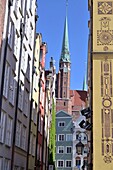  View through alley to St. Mary&#39;s Church, Gdansk, Baltic coast, Poland 