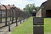 Wachturm und Stacheldrahtzaun im Konzentrationslager KZ Auschwitz, bei Krakau (Kraków), Polen