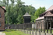 Alte Gebäude, Wachturm und Stacheldrahtzaun im Konzentrationslager KZ Auschwitz, bei Krakau (Kraków), Polen