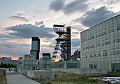 Alter Förderturm des Bergwerks im ehemaligen Zechengelände am Schlesischen Museum, Kattowitz, (Katowice), Schlesien, Polen