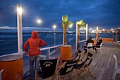 Bar am Abend am Strand von Misdroy (Miedzyzdroje), Nationalpark Wolin (Wolinski), Insel Wolin, Ostseeküste, West-Pommern, Polen