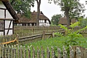 Typische Fachwerkhäuser und Bauerngarten im Freilichtmuseum in Kluki (Klucken), Ostseeküste, Pommern, Polen