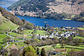  Blick auf den See Ullswater und das Dorf Glenridding, Lake District, Cumbria, England, Großbritannien 