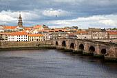  Historische Steinbrücke über den Fluss Tweed, Berwick-upon-Tweed, Northumberland, England, Großbritannien 