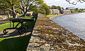  Befestigte Verteidigungsmauern mit Blick auf die Nordsee, Berwick-upon-Tweed, Northumberland, England, Großbritannien 