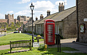  Bamburgh Burg und Dorf, Northumberland, England, Großbritannien 