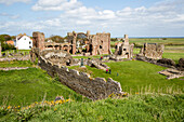  Ruinen der Priorei Lindisfarne, Holy Island, Northumberland, England, Großbritannien 