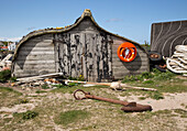  Umgekipptes Boot als Lagerschuppen verwendet, Holy Island, Lindisfarne, Northumberland, England, Großbritannien 