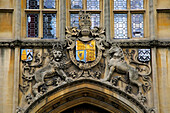  Heraldische Embleme über dem Eingang zur Gebäudefassade des Brasenose College der Universität Oxford, England, Großbritannien 