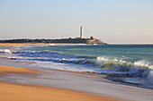  Sandstrand und Leuchtturm am Cabo de Trafalgar, Provinz Cadiz, Spanien 