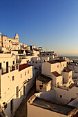  Pueblo Blanco, historisches Dorf mit weiß getünchten Häusern am Hang, Vejer de la Frontera, Provinz Cadiz, Spanien 