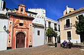  Attraktives historisches Tor und Gebäude in der alten Innenstadt, Cordoba, Spanien 