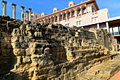  Römische Tempelreste und alte Mauer, Templo Romano, Cordoba, Spanien 