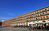  Historische Gebäude auf dem Säulenplatz Plaza de Corredera aus dem 17. Jahrhundert, Cordoba, Spanien 