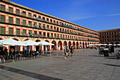  Historische Gebäude auf dem Säulenplatz Plaza de Corredera aus dem 17. Jahrhundert, Cordoba, Spanien 