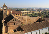 Blick auf die römische Brücke und den Fluss Rio Guadalquivir von Alcazar, Cordoba, Spanien, Alcázar de los Reyes Cristianos