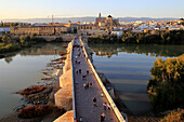  Römische Brücke über den Fluss Rio Guadalquivir mit den Gebäuden der Mezquita-Kathedrale, Cordoba, Spanien 