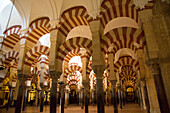  Maurische Bögen in der ehemaligen Moschee, heute Kathedrale, Cordoba, Spanien 