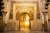  Reich beschriftetes Mauerwerk des schlüssellochförmigen Mihrab, dem Herzstück der Großen Moschee in Córdoba, Spanien 