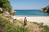  Zwei Frauen spazieren entlang der Bucht und des Strandes von Brisana, Halbinsel Karaburun, im Karaburun-Sazan Marine Park, Bucht von Vlore, Albanien, Südosteuropa 