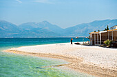  Snackbar am Strand in der Bucht von Zhanpovel, Halbinsel Karaburun, im Karaburun-Sazan Marine Park, Bucht von Vlore, Albanien, Südosteuropa 