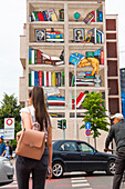  Wandmalerei an einer Fassade des Kadare-Museums - Das Atelierhaus des Schriftstellers Ismail Kadare, Tirana, Albanien, Südosteuropa 