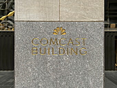  Comcast-Gebäude mit in Granit eingraviertem NBC-Pfauenlogo an der Gebäudeaußenseite, New York City, New York City, USA 