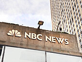  NBC News und Pfauenlogo, Gebäudeaußenseite, Untersicht, Rockefeller Center, New York City, New York, USA 