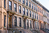  Reihe von Brownstone-Häusern, MacDonough Street, Bedford-Stuyvesant, Brooklyn, New York City, New York, USA 