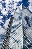  200 West Street, Untersicht, Gebäudeaußenseite vor Wolken und blauem Himmel, New York City, New York, USA 