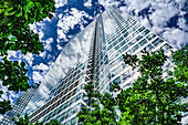  200 West Street, Untersicht, Gebäudeaußenseite umgeben von Bäumen vor Wolken und blauem Himmel, New York City, New York, USA 