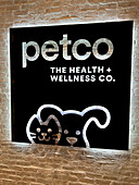  Logo des Petco-Ladens, New York City, New York, USA 