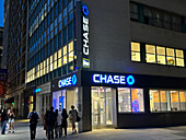  Chase Retail Bank-Büro, Gebäudeaußenseite und Straßenszene bei Nacht, New York City, New York, USA 