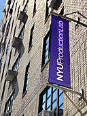  NYU Production Lab, Gebäudeaußenseite und Banner, New York University, New York City, New York, USA 