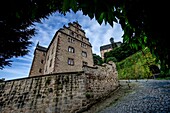 Landgraf-Philipp-Straße, ehemalige landgräfliche Kanzlei, Landgrafenschloss im Hintergrund, Marburg, Hessen, Deutschland