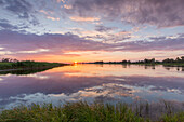 Sonnenuntergang ueber der Oder, Oderbruch, Brandenburg, Deutschland