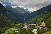 Blick auf die Pfarrkirche und den Ort Heiligenblut mit dem Berg Grossglockner, Spittal an der Drau, Kärnten, Österreich