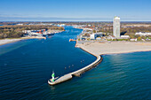 Leuchtturm auf der Mole und Maritim-Hotel, Travemünde, Schleswig-Holstein, Deutschland