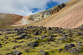 Farbige Rhyolithberge mit Schneeresten am Brennisteinsalda Vulkan in Landmannalaugar, Fjallabak Nationalpark, Sudurland, Island