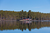 Schwedenhaus, typisch rotes Haus am See, Frühjahr, Dalarna, Schweden