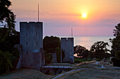 Sonnenuntergang ueber der Stadtmauer, Visby, Insel Gotland, Schweden