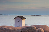 Leuchtfeuer an der Küste bei Lysekil, Bohuslän, Schweden